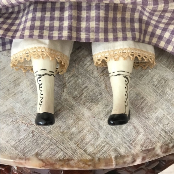 PORCELAIN CHINA AND CLOTH DOLL PURPLE DRESS - Picture 5 of 6